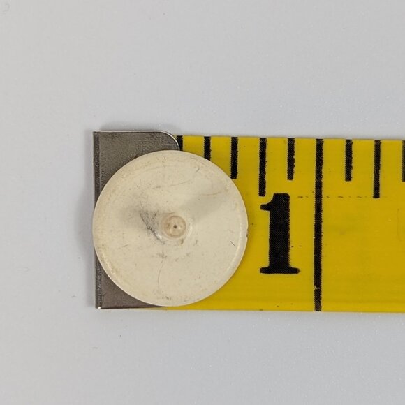 Vintage Dewar's White Label Scotch White Plastic Golf Ball Marker - Picture 3 of 3